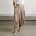 Detailansicht der hohen Taille mit Falten und verjüngten Bündchen der khakifarbenen Hose - S / Khaki