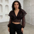 Dettaglio del crop top floreale con spalle a volant e profondo scollo a V sexy - Taglia S / Stampa