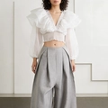 Dettaglio del crop top in mesh bianco con maniche in organza a balze e vita a punto fumo - Taglia S / Bianco