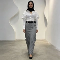 Dettaglio dell'elegante camicetta bianca con maniche a sbuffo e gonna midi grigia - S / Grigio