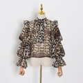 Detalle de blusa de chifón con estampado de leopardo, lazo al cuello y mangas de farol - S / Estampado de leopardo