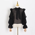 Detalle de blusa de gasa negra con lazo grande y mangas abullonadas con volantes - L / Negro