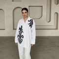 Elegantes weißes Oversize-Hemd mit schwarzen Paillettenblumen und weiter Hose Set - Einheitsgröße / Weiß