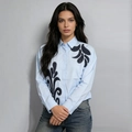 Hellblaues Langarmhemd mit schwarzen Paillettenstickereien und klassischem Kragen - Einheitsgröße / Blau