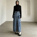 Gonna lunga cargo in denim blu lavato a vita alta con quattro tasche e orli sfrangiati - S / Blu