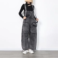 Détail d'une salopette en jean gris délavé avec grandes poches cargo et chevilles à cordon - Taille unique / Gris