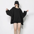 Detalle de la sudadera negra oversize de cuello redondo con hombros caídos y puños acanalados - M / Negro