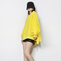 Vista lateral de la sudadera extragrande de color amarillo brillante con hombros caídos - M / Amarillo Oscuro