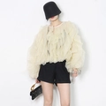 Detailansicht der geschichteten Organza-Rüschen an einer französischen Damenbluse - S / Aprikose