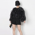 Dettaglio della camicetta nera in organza a balze con pantaloncini neri e un cappello - S / Nero