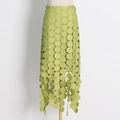 Dettaglio gonna midi verde lime con ricami circolari tagliati al laser e orlo con nappe - S / Verde