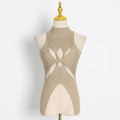 Detailansicht des khakifarbenen Strick-Halterneck-Tops mit Cut-Outs und Knotendesign - S / Khaki