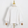 Detalle de sudadera blanca extragrande con cuello redondo, mangas abullonadas y abertura - M / Blanco