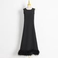 Elegantes ärmelloses schwarzes A-Linien-Maxikleid mit Federbesatz am Saum auf einer Schaufensterpuppe - S / Schwarz