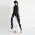 Detalle del top halter negro con dobladillo irregular y falda larga plisada blanca - S / Patchwork Blanco y Negro