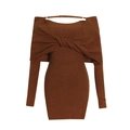 Robe en maille marron foncé à épaules dénudées avec design torsadé et manches longues - S / Marron