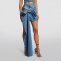 Dettaglio di una rosa in denim 3D e lungo nastro su una minigonna blu chiaro - S / Blu Denim