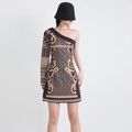 Detail von goldenem Barockmuster und Perlenbesatz auf schwarzem One-Shoulder-Kleid - S / Schwarz und Gold