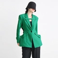 Details des grünen Blazers mit Taillenausschnitten und Klappentaschen am Modell - S / Grün