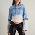 Detail der Jeansjacke-Ärmel mit schwarzen Lederriemen und langen Bündchen-Design - S / Blau