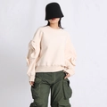 Detalle de sudadera beige de cuello redondo con pliegues y lazos 3D en las mangas - L / Albaricoque