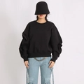 Vista detallada de los pliegues en capas y mangas fruncidas en una sudadera negra de moda - S / Negro