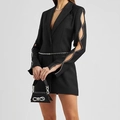Detalle de mangas caladas con adornos de strass y cinturón de perlas en blazer negro - S / Negro