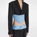 Détails de la taille montrant le patchwork en denim et la coupe ajustée du blazer noir - S / Noir