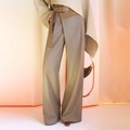 Detailansicht der weiten Hose mit hohem Bund, asymmetrischem Design und Gürtelstruktur - S / Khaki