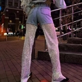 Dettaglio dei gambali in rete con strass scintillanti e shorts in denim blu chiaro di notte - S / Blu