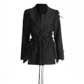 Blazer nero da donna con dettagli stringati regolabili e un classico bavero a lancia - XL / Nero
