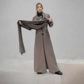 Detalle de abrigo largo color taupe con bufanda a juego para un elegante estilo invernal - S / Gris