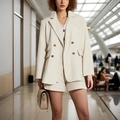 Detail van beige driedelig pak met double-breasted blazer en korte broek met hoge taille - S / Beige