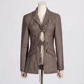 Dettaglio di un blazer color tortora con doppi fiocchi e un design sfiancato in vita - XL / Top / Caffè
