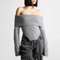 Schmal geschnittener grauer schulterfreier Strickpullover mit Rippmuster und Triangel-Saum - Grau