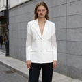 Detail van de witte blazer met elegant kantwerk op de mouwen en een gestructureerde stof - XL / Wit
