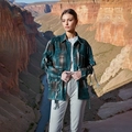 Outdoor-Aufnahme einer Vintage-Cargojacke mit großen Taschen und Camouflage-Muster - S / Camo Grün
