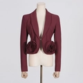 Detail eines burgunderroten Kurzblazers mit großen 3D-Blumenakzenten und Revers - S / Burgunderrot