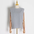 Detail van grijs mouwloos T-shirt met schoudervullingen op een houten mannequin - S / Grijs