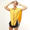 Dettaglio di camicia a mantella gialla senza maniche con colletto a rever e bottoni bianchi - Taglia S / Giallo