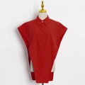 Dettaglio della maglia rossa senza maniche con spacchi laterali e bottone bianco - Taglia S / Rosso