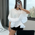 Weißes, schmales T-Shirt mit dramatischen Rüschen und schwarzen Shorts im Set - L / Weiß
