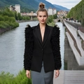 Chaqueta blazer negra para mujer con mangas de malla plisada y un solo botón de diseño - S / Negro
