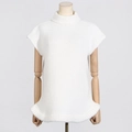 Détail du pull sans manches en maille blanche avec col montant et bordure roulée - S / Blanc