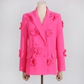 Detailopname van 3D-stoffen bloemapplicaties op de felroze dames blazer jasje - S / Rozerood
