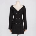 Detail van zwarte tweed jurk met blote schouders, metalen knopen en glanzende textuur - S / Zwart