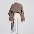 Detail van koffiekleurige asymmetrische korte blazer met gestreepte voering en drapering - XL / Bruin