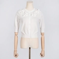Dettaglio di cardigan bianco in maglia con fiori 3D e scollo rotondo classico - M / Bianco