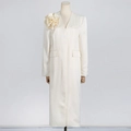 Detailansicht der handgefertigten Blumenapplikation auf dem cremefarbenen Satin-Trenchcoat - S / Aprikose