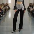 Detail der dekonstruierten High-Waist-Hose mit grauem Patchwork auf schwarzem Stoffgewebe - S / Schwarz